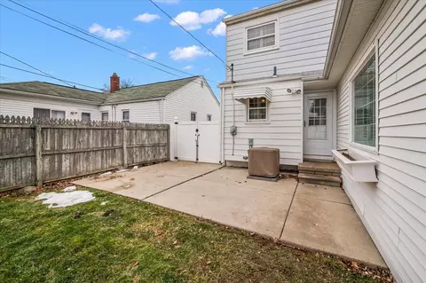 17591 Matthews St, Riverview, MI 48193 photo 10