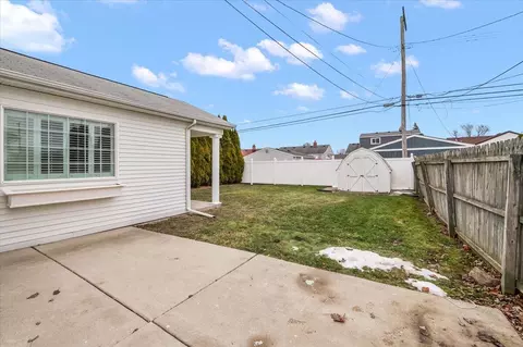 17591 Matthews St, Riverview, MI 48193 photo 9
