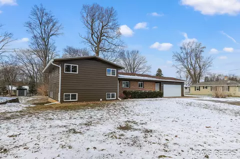 4605 Poinsettia Ave SE, Kentwood, MI 49508