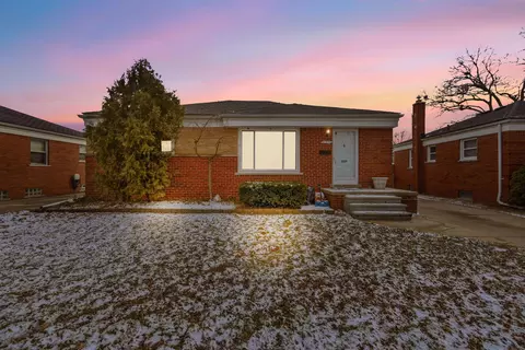 31272 Burton St, Saint Clair Shores, MI 48082