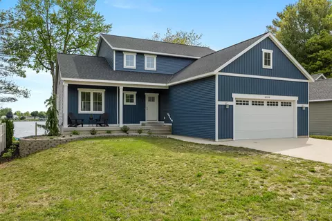 8106 Shenandoah Ln, Howard City, MI 49329