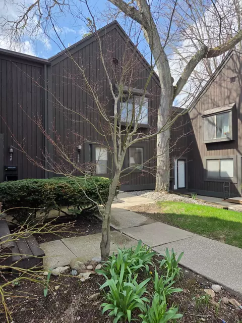156 Carberry Hill Ct, Kalamazoo, MI 49006