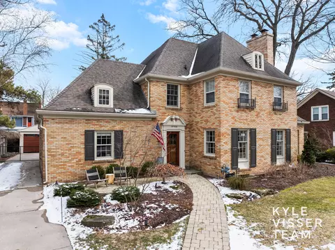 958 Pinecrest Ave SE, Grand Rapids, MI 49506