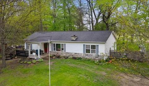 519 Crest Ln, Jonesville, MI 49250