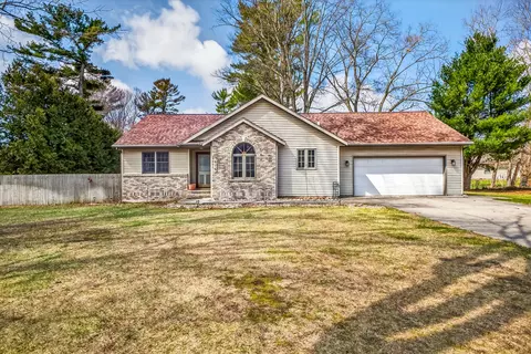 975 Glenwood Ave, Muskegon, MI 49445