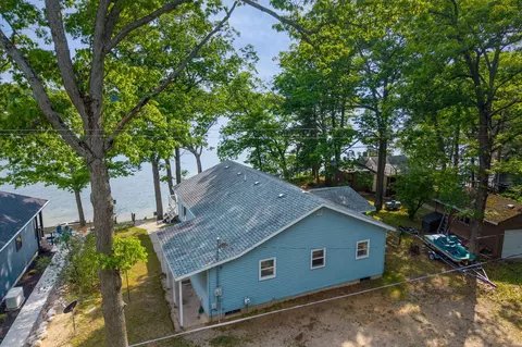 9577 Shore Dr, Mecosta, MI 49332