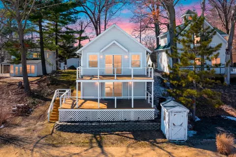 11309 Sunset Point Dr, Plainwell, MI 49080