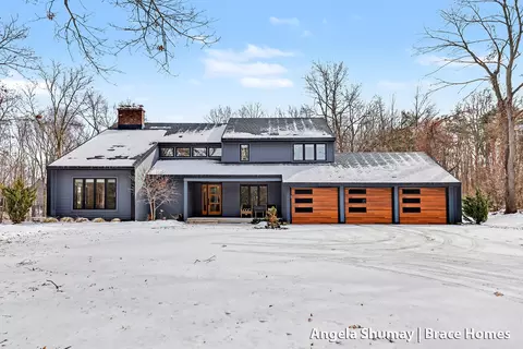 400 Greentree Ln NE, Ada, MI 49301