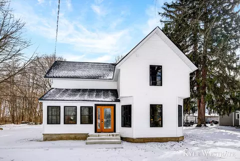 10227 S Norris Rd, Delton, MI 49046