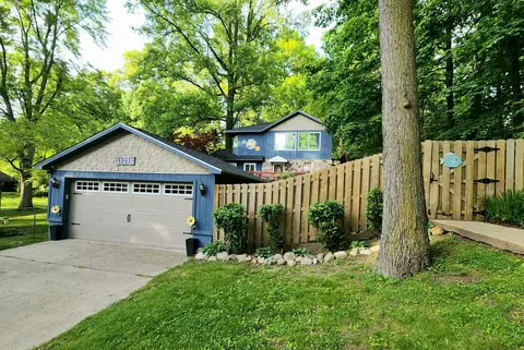 11230 Lakeshore Dr, Three Rivers, MI 49093