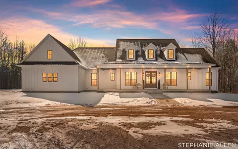 5467 Cline Rd, Fruitport, MI 49415