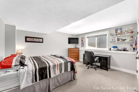 Bedroom - 16575 Spring Tree Dr, Spring Lake, MI 49456 photo 6 of 7