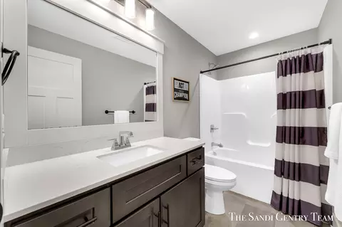 Bath - 16575 Spring Tree Dr, Spring Lake, MI 49456 photo 7 of 7