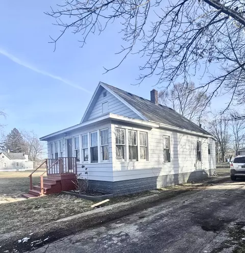 810 Thresher Ave, Benton Harbor, MI 49022