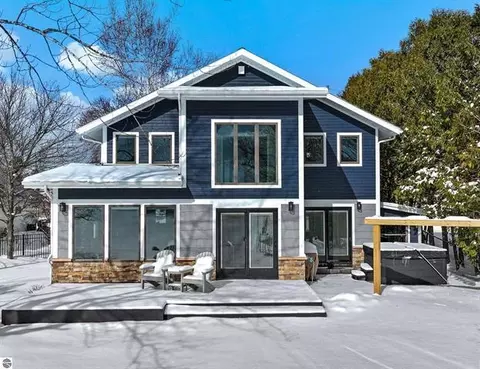 609 Lake Shore Dr, Cadillac, MI 49601