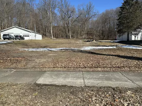528 E Main St, Ionia, MI 48846 photo 2