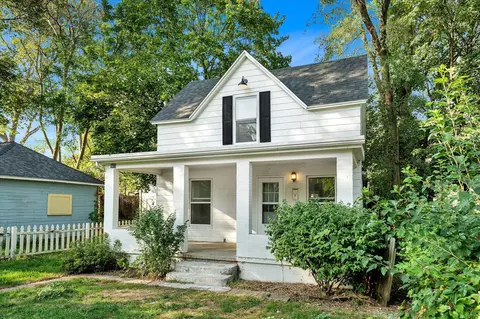 865 10th St NW, Grand Rapids, MI 49504