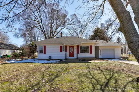 890 Paw Paw Dr, Holland, MI 49423