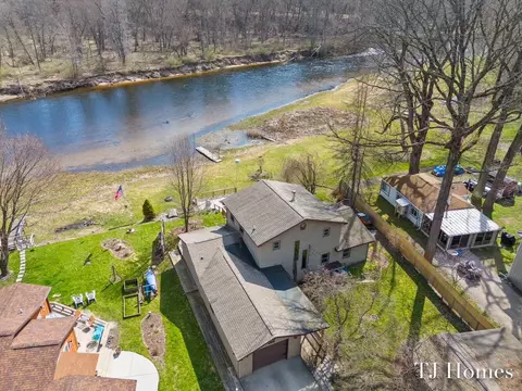 7628 Main St, Newaygo, MI 49337