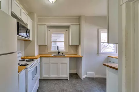 Kitchen - 121 N Thompson St, Jackson, MI 49202 photo 1 of 2