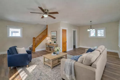 Living - 121 N Thompson St, Jackson, MI 49202 photo 2 of 4