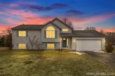 1212 S Hill Dr NW, Sparta, MI 49345