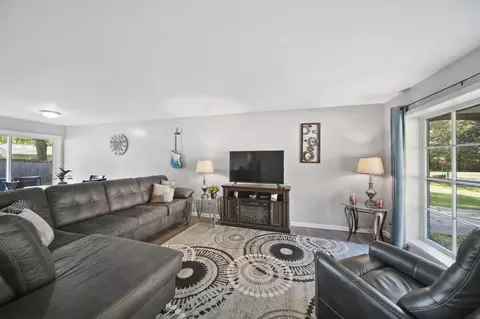 Living - 3457 Cambridge Ave, Jackson, MI 49203 photo 2 of 3