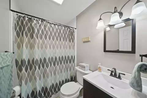 Bath - 3457 Cambridge Ave, Jackson, MI 49203 photo 2 of 2