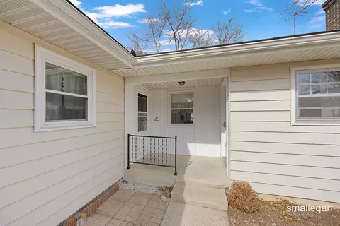 631 Blue Ash Dr SE, Kentwood, MI 49548