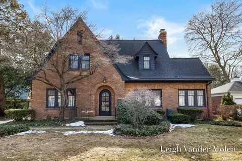 414 Cheshire Dr NE, Grand Rapids, MI 49505