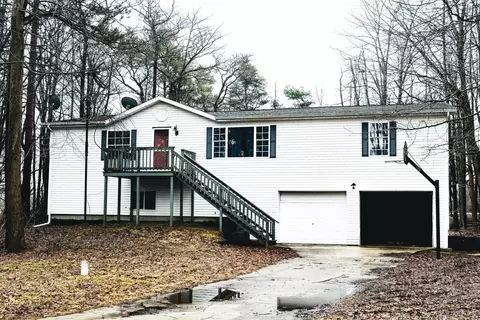 6490 Wintergreen Dr, Fennville, MI 49408