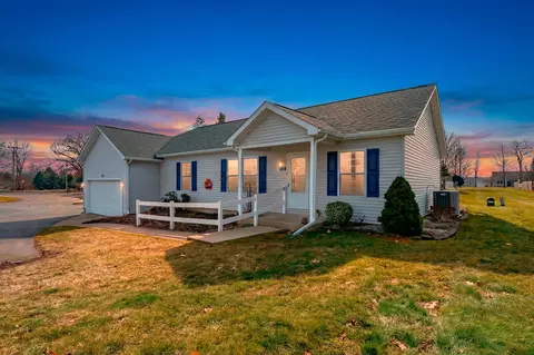 1016 W Villas Dr, Vicksburg, MI 49097