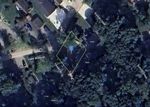 10510 Lakeshore Dr, Fenton, MI 48430