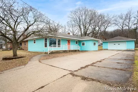 607 N Washington St SE, Lowell, MI 49331