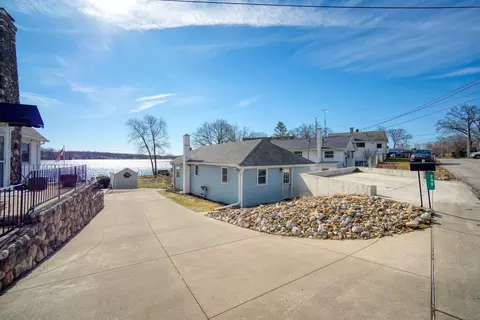 298 Ackerson Lake Dr, Jackson, MI 49201