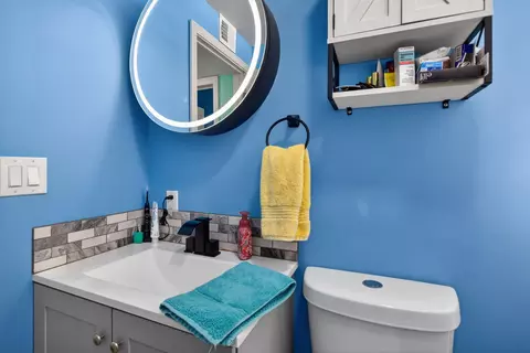 Bath - 705 Varden Dr, Jackson, MI 49202 photo 2 of 2