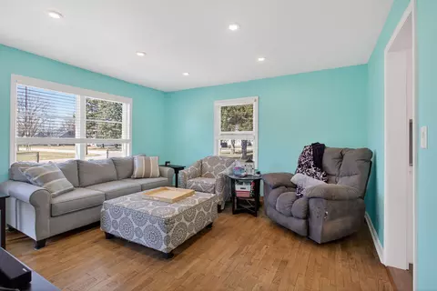 Living - 705 Varden Dr, Jackson, MI 49202 photo 2 of 2