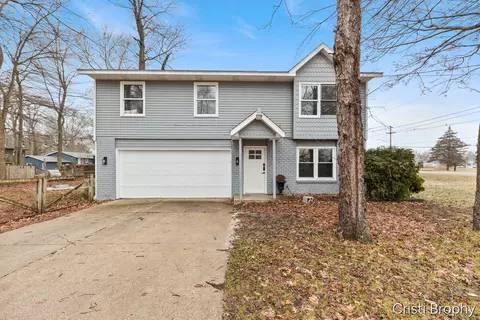 952 Woodside Dr, Holland, MI 49424