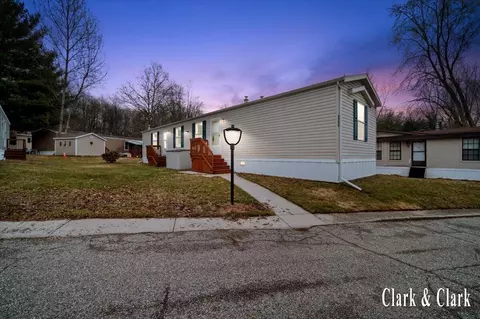 6900 Knottypine St NE, Rockford, MI 49341