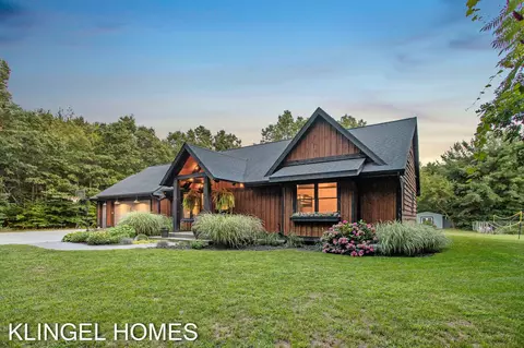 13698 Stearns Ct, Grand Haven, MI 49417