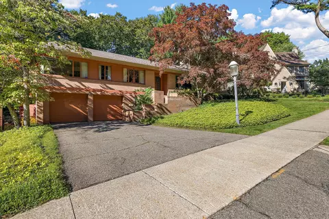 375 Woodlawn Ave, Grand Haven, MI 49417