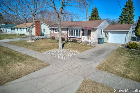 2250 Columbus Ave, Norton Shores, MI 49441