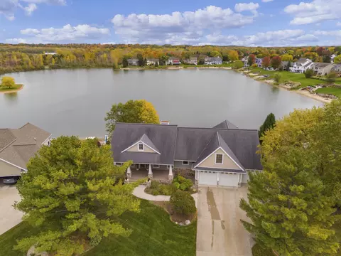 8886 Stonepoint Ct, Jenison, MI 49428