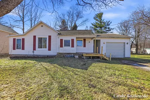 283 S Jones St, Grant, MI 49327