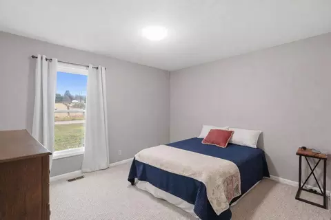 Bedroom - 265 Indian Trl, Munith, MI 49259 photo 2 of 4