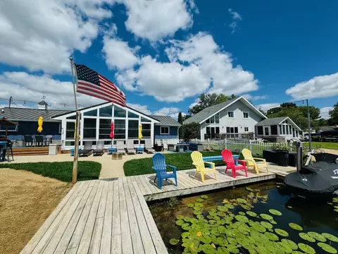 21557 Lake St, Cassopolis, MI 49031