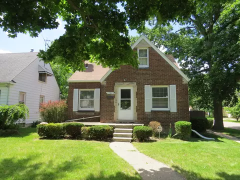 20204 Kenosha St, Harper Woods, MI 48225