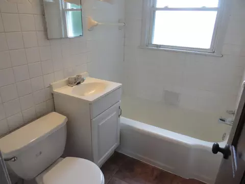 Bath - 17538 Matthews St, Riverview, MI 48193 photo 1 of 1