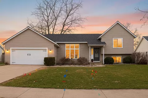 826 Meadow Dr, Wayland, MI 49348