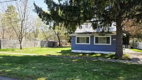 321 S 4th St, Edmore, MI 48829